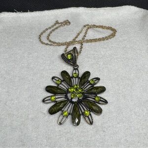 Elegant Green Floral Pendant Necklace